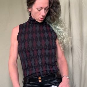 Sleeveless argyle turtle neck tank top